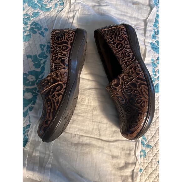B.O.C. Peggy Brown Embossed Leather Clogs Comfort Slip On Shoes - Picture 3 of 9